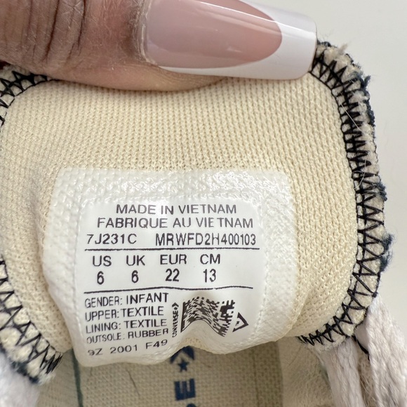 Infant Converse High-Top Sneakers - Size 6 - Picture 3 of 10